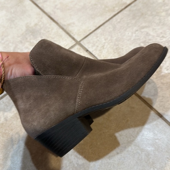 Me Too Zeus Brown Suede Low Heel Ankle Boots Booties 7 - Picture 6 of 8